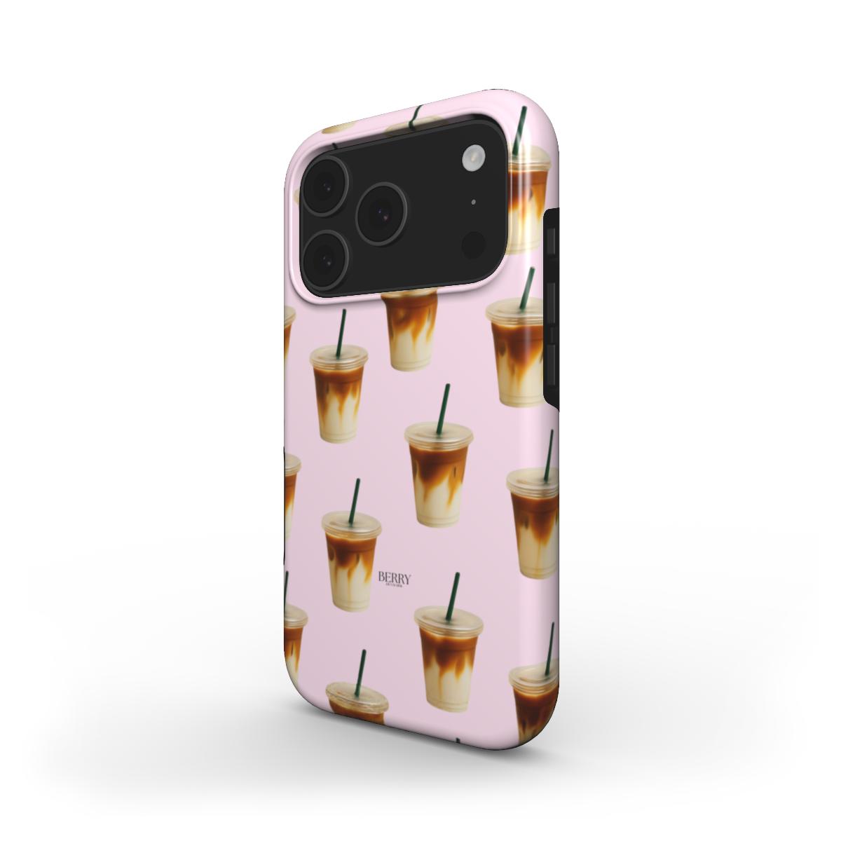 Trendy phone case with a brun, pink, and flerfarvet pattern featuring iced latte cups on a soft pink background, perfect for a stylish and feminine look.