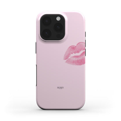 Trendy pink phone case with a feminine kiss design, combining an aesthetic and girly vibe for a beautiful and popular accessory.