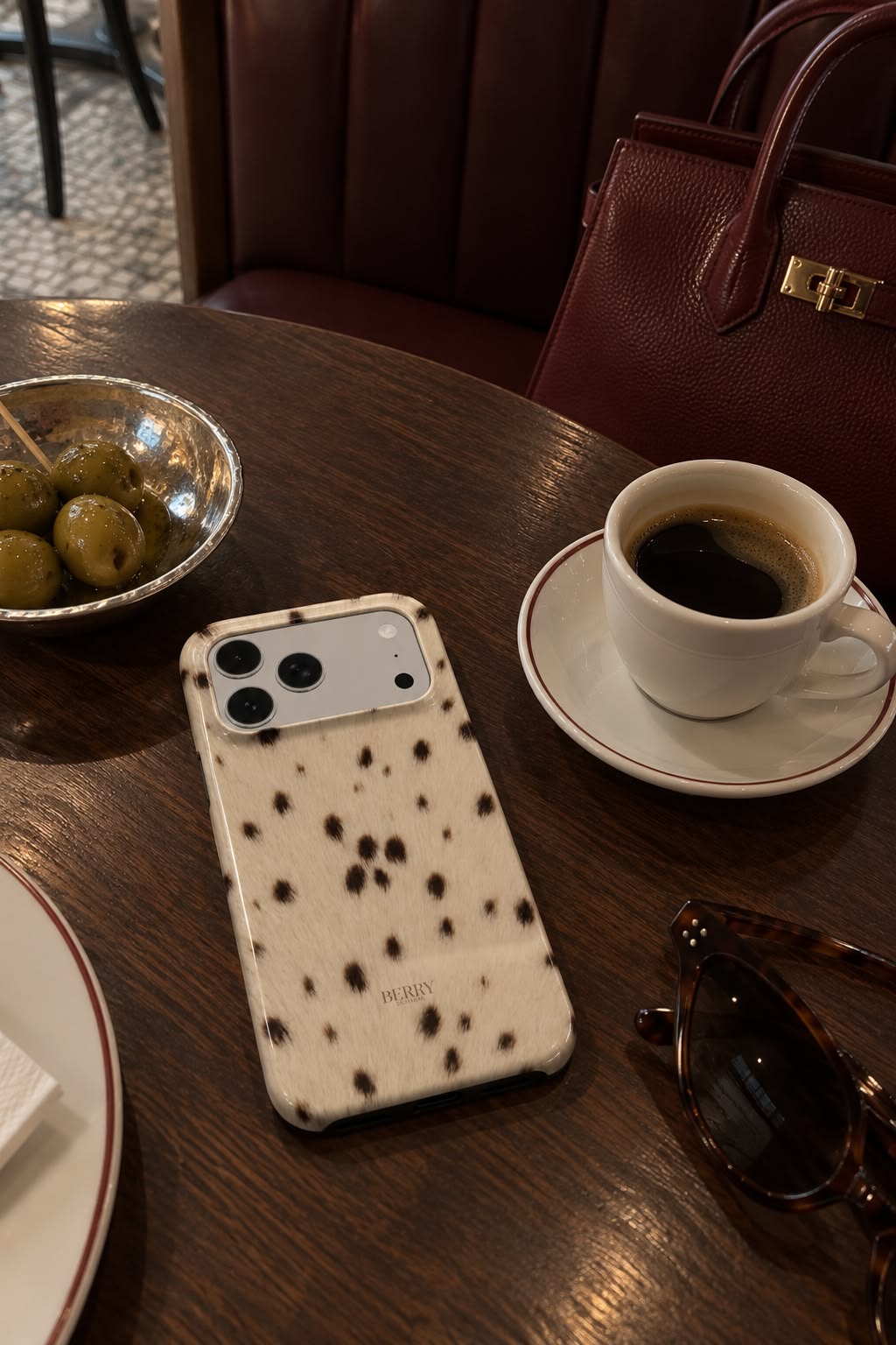 iPhone-skal med stilren design färg: brun – Soft Spot