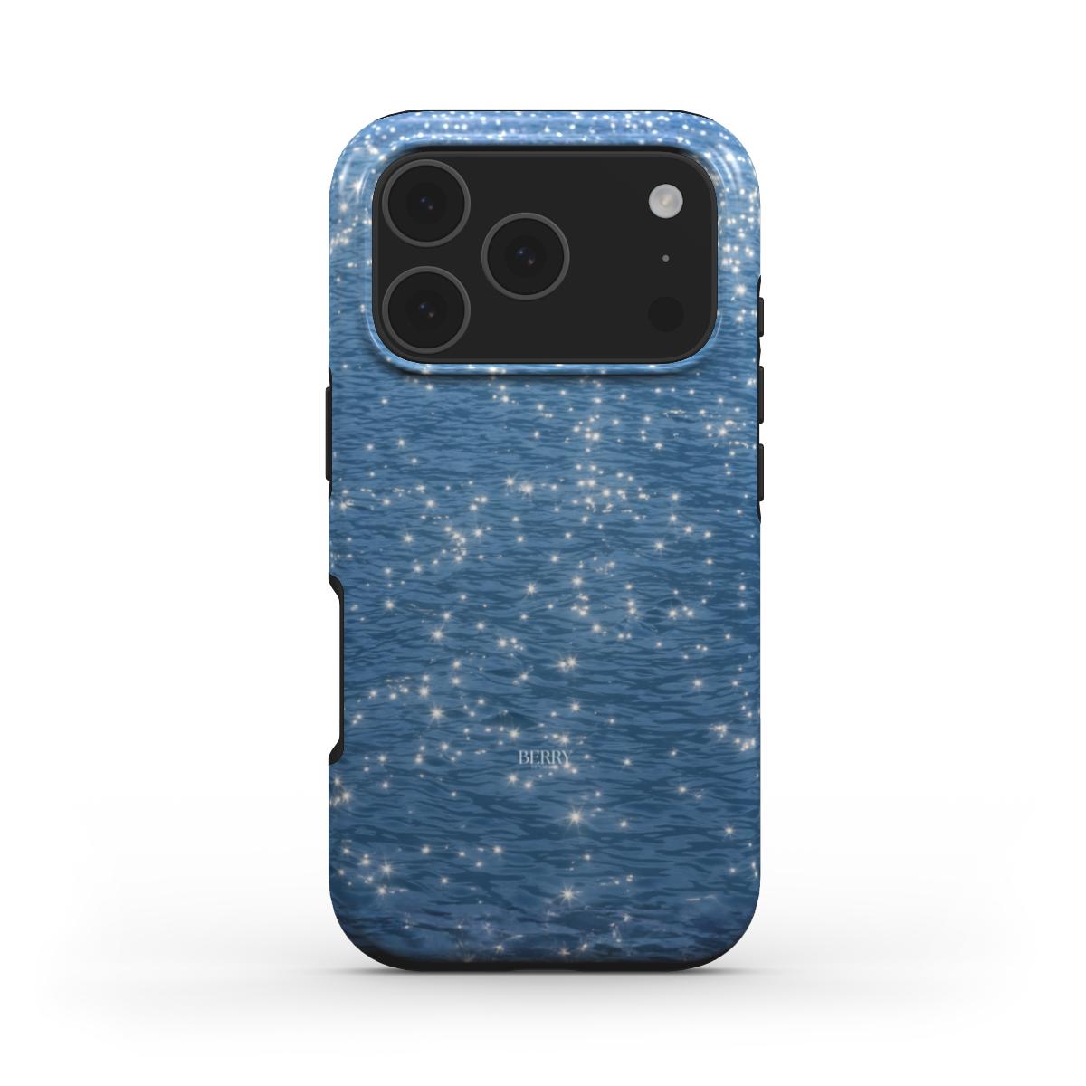 Trendy feminine phone case in blå with a sparkling water-inspired flerfarvet pattern, perfect for a beautiful and stylish summer look.