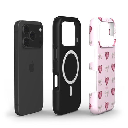 Trendy pink phone case with flerfarvet heart and bow patterns, designed to add a feminine and aesthetic touch to any phone.
