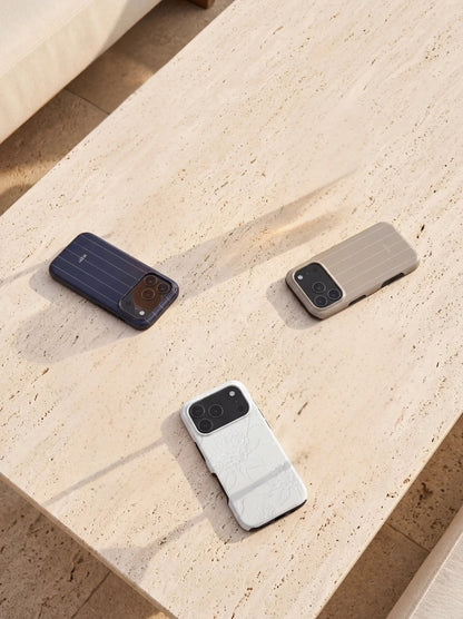 Funda para iPhone con diseño decorativo – Quiet Luxury