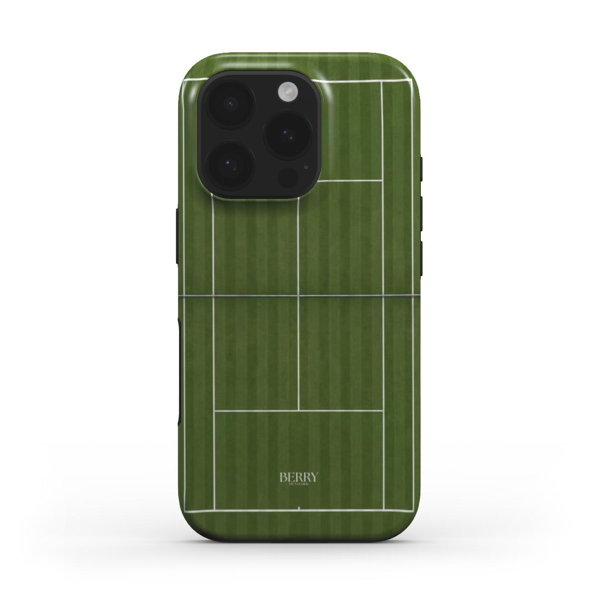 Trendy phone case with a green multicolored tennis court pattern, combining sporty elegance with a feminine and playful vibe.